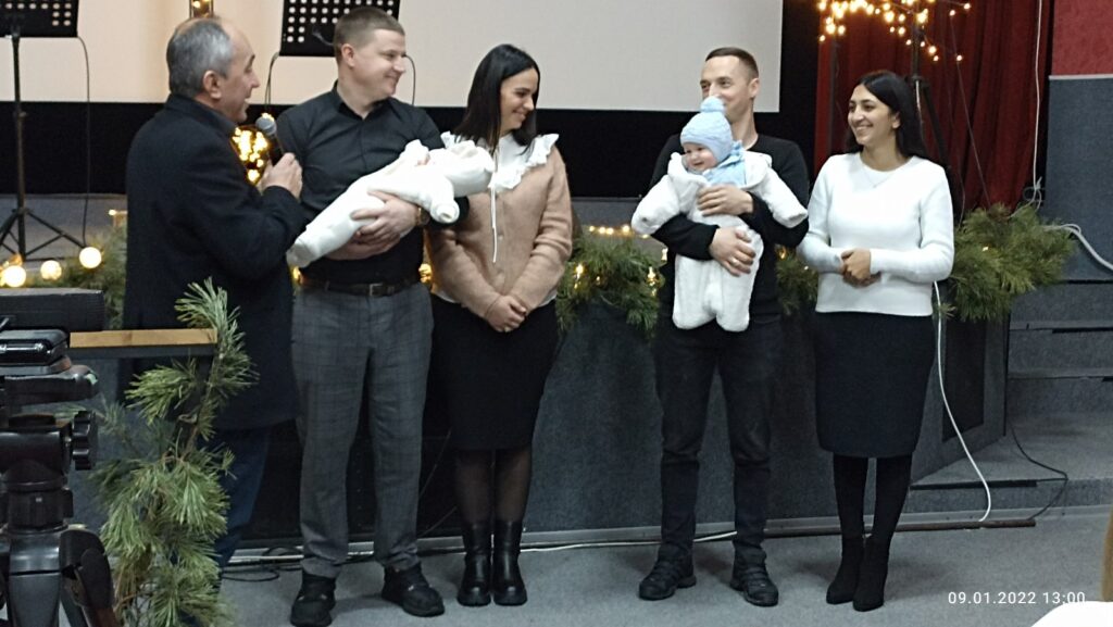 Благословение деток в Макаровской Христианской Церкви
